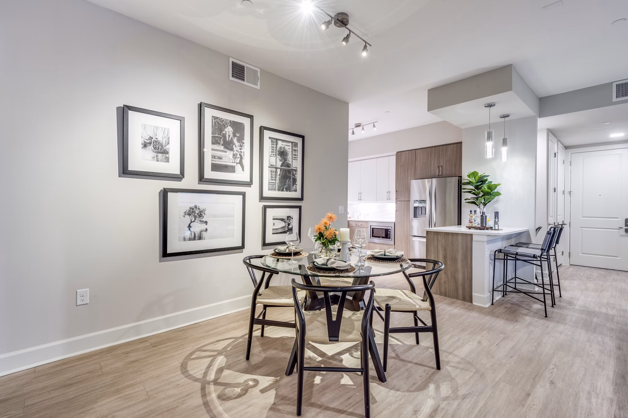dining room at Montrose at Buffalo Bayou Apartments