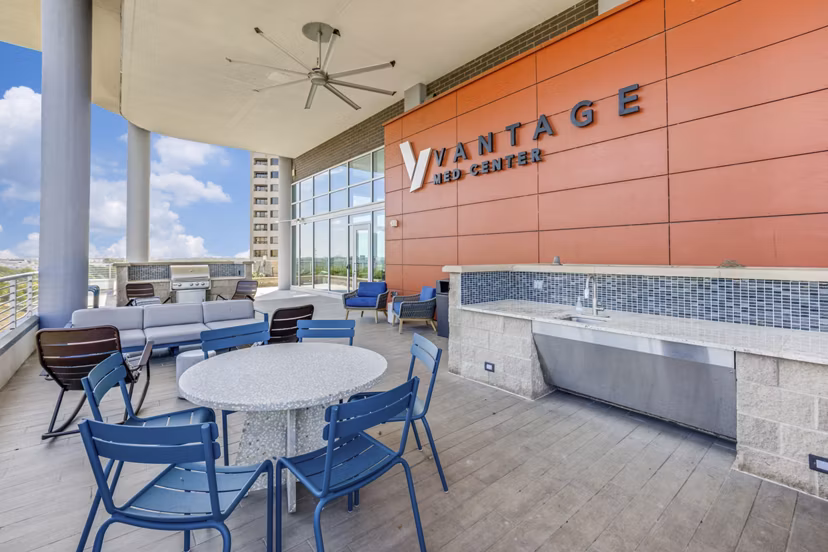 grill area/patio at Vantage Med Center Apartments