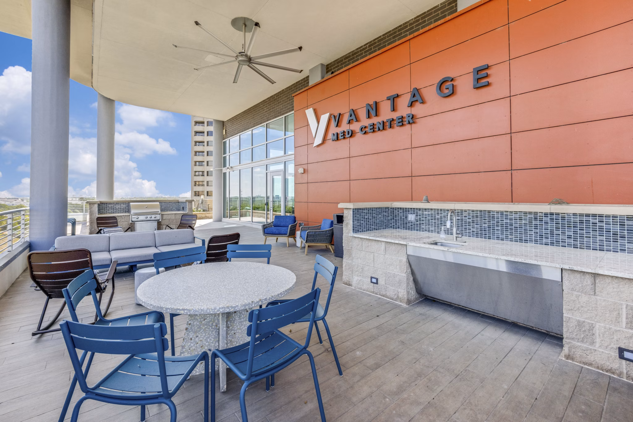 grill area/patio at Vantage Med Center Apartments