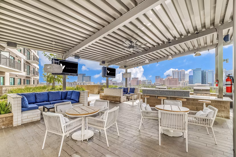 grill area/patio at Vantage Med Center Apartments