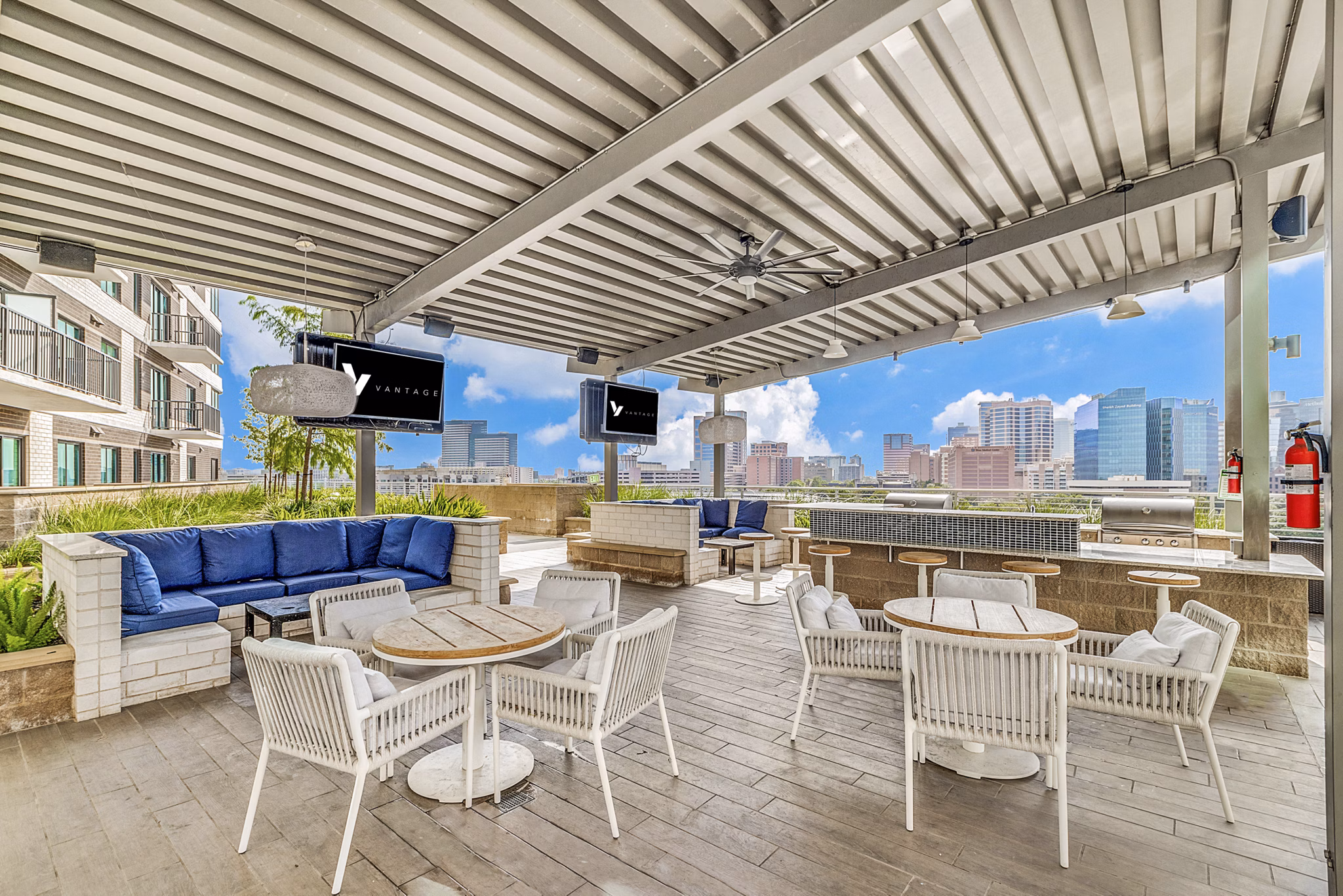 grill area/patio at Vantage Med Center Apartments