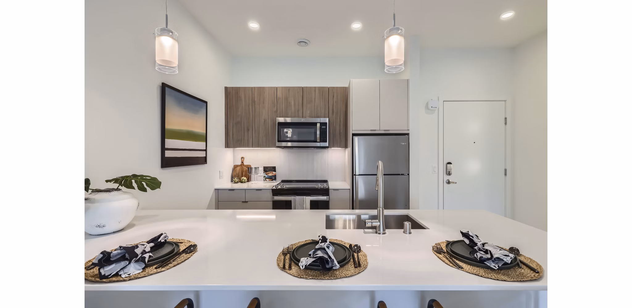 dining room at Knox Apartments 