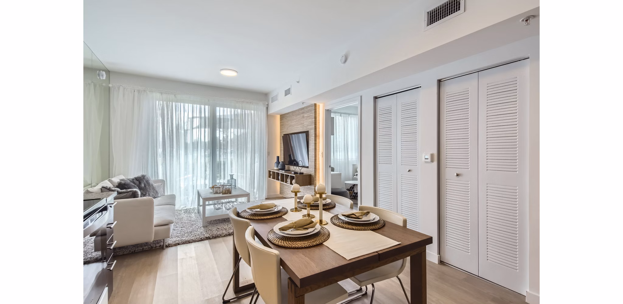 dining area at Amelia Apartments