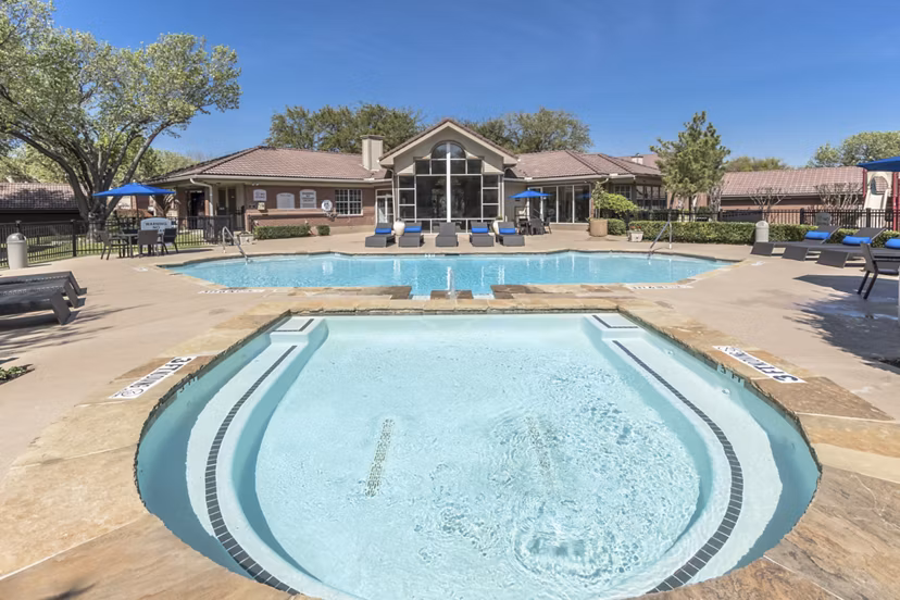hot tub/jacuzzi/pool at Canterbury Courts Apartments