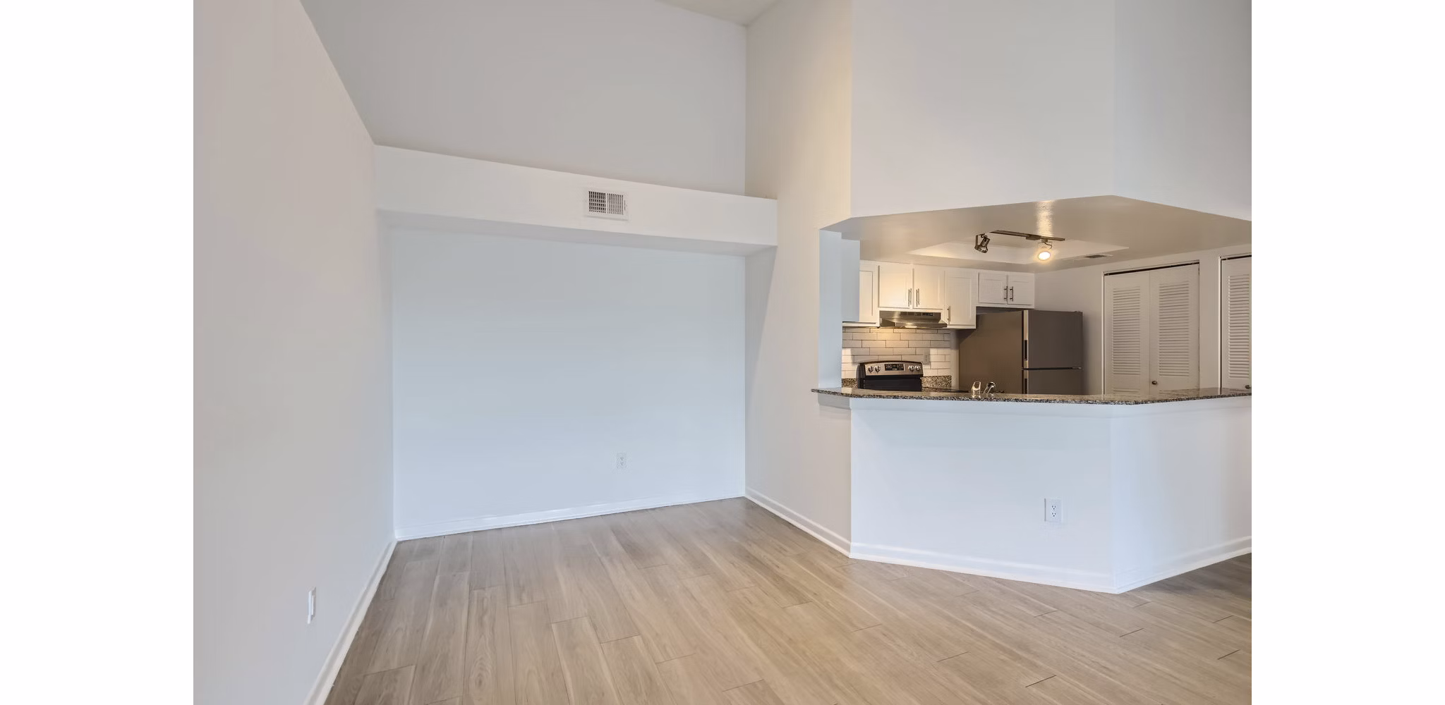 dining room at Cascades at the Hammocks Apartments