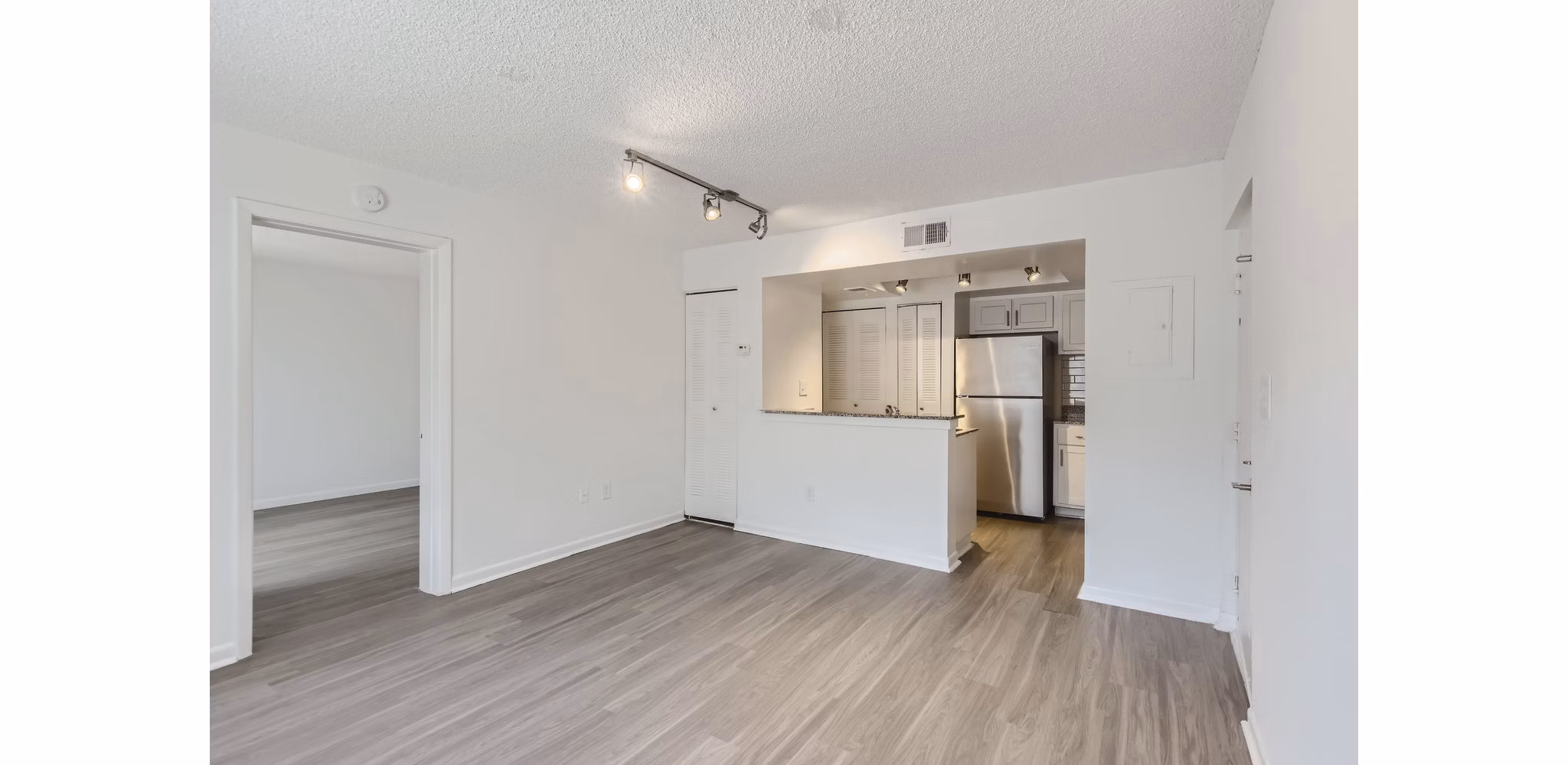 dining room at Cascades at the Hammocks Apartments