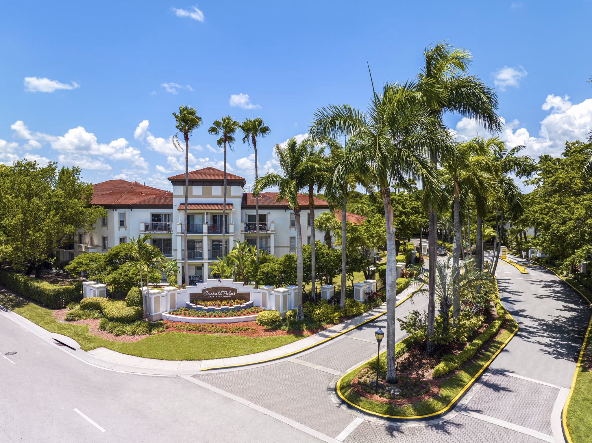 building/exterior at Emerald Palms Apartments