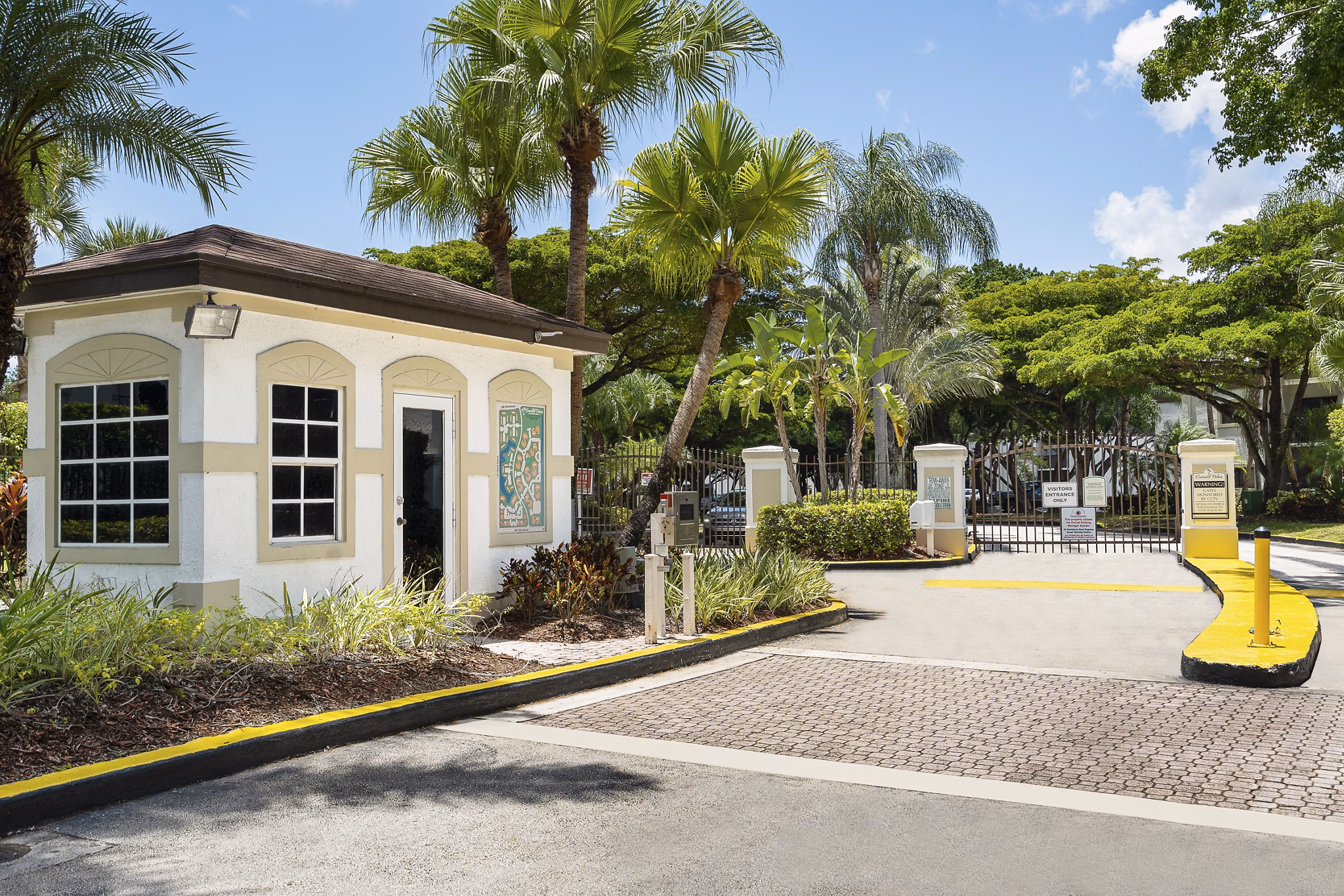 building/exterior at Emerald Palms Apartments