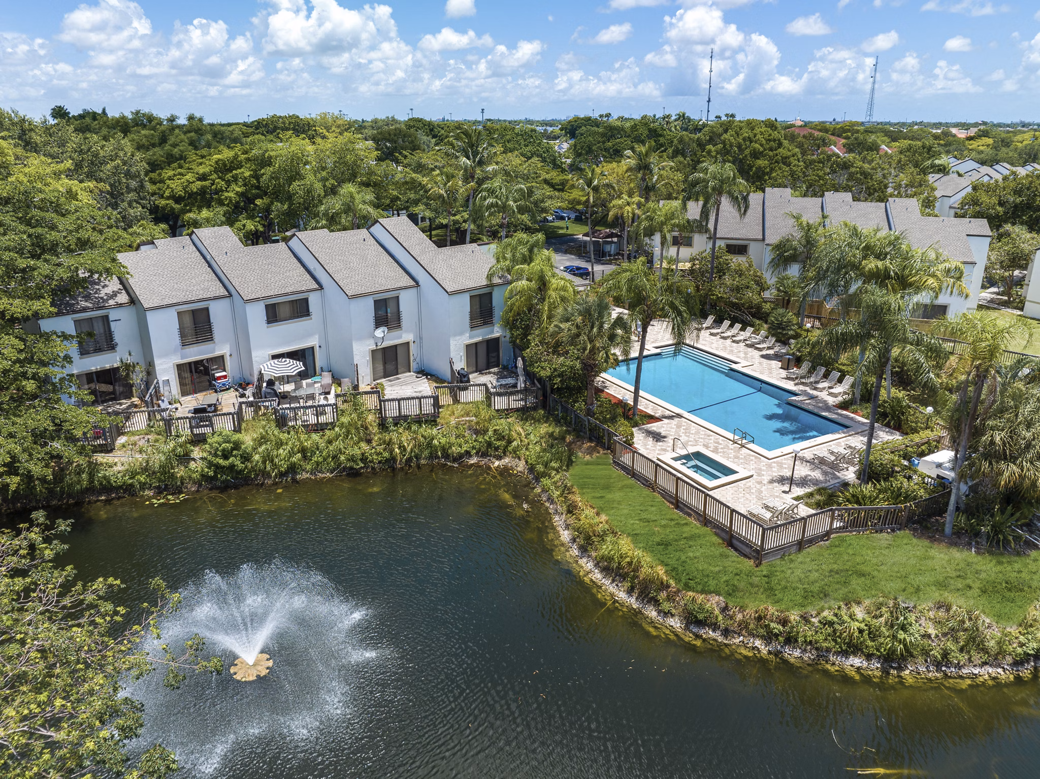 building/exterior at Emerald Palms Apartments