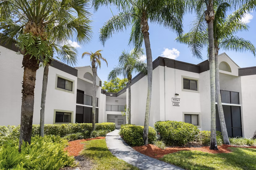 building/exterior at Emerald Palms Apartments