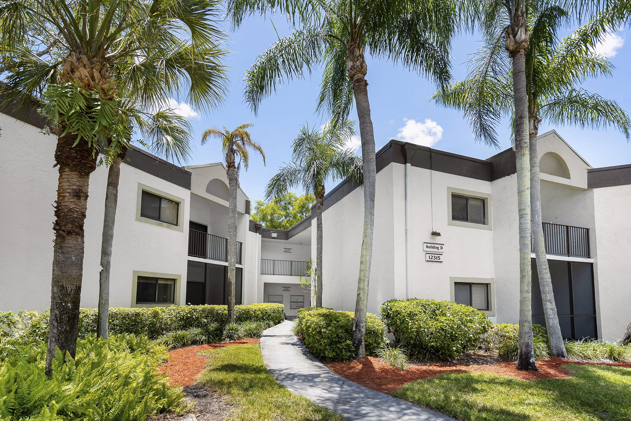 building/exterior at Emerald Palms Apartments