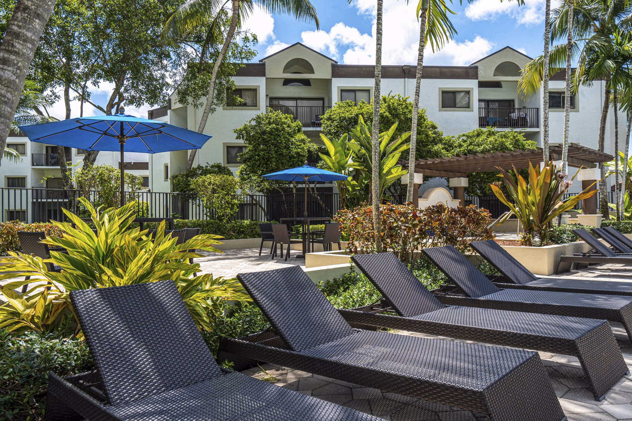 grill area at Emerald Palms Apartments