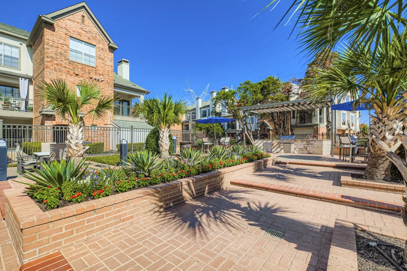 courtyard at The Livingston Apartments