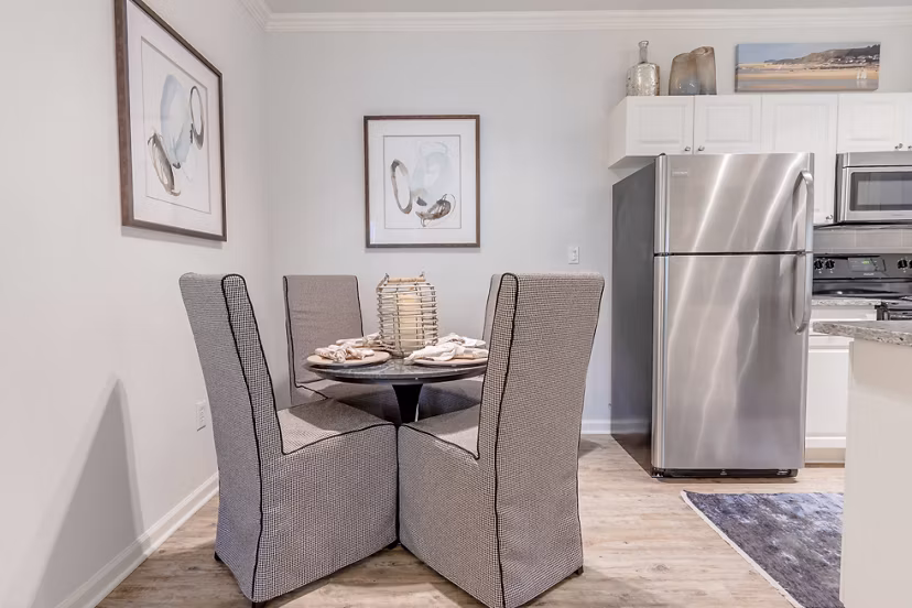 dining area at Wildwood Creek Apartments