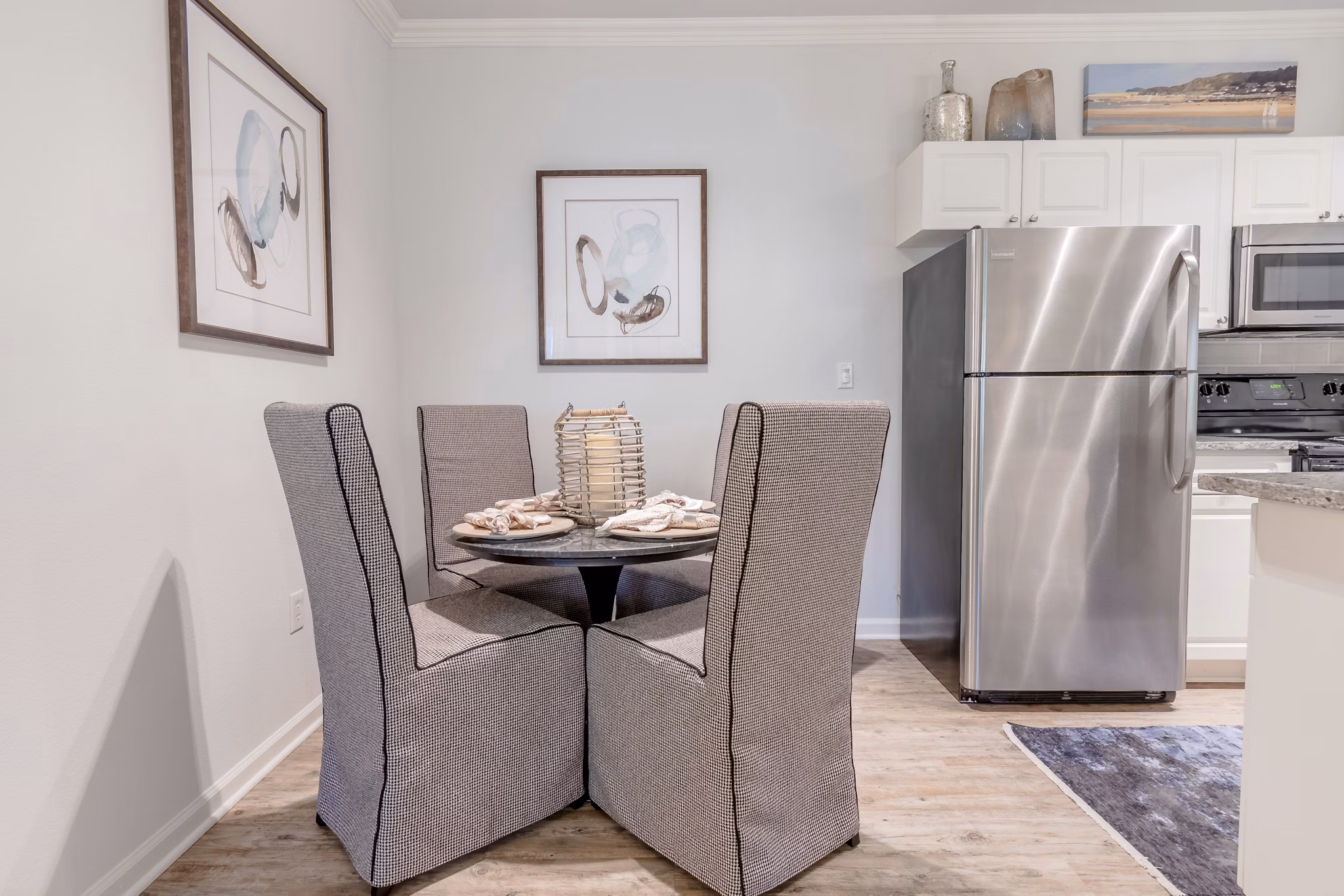 dining area at Wildwood Creek Apartments