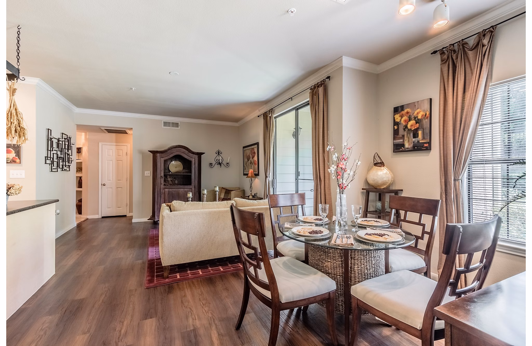 dining room at Grand Estates at Kessler Park Apartments
