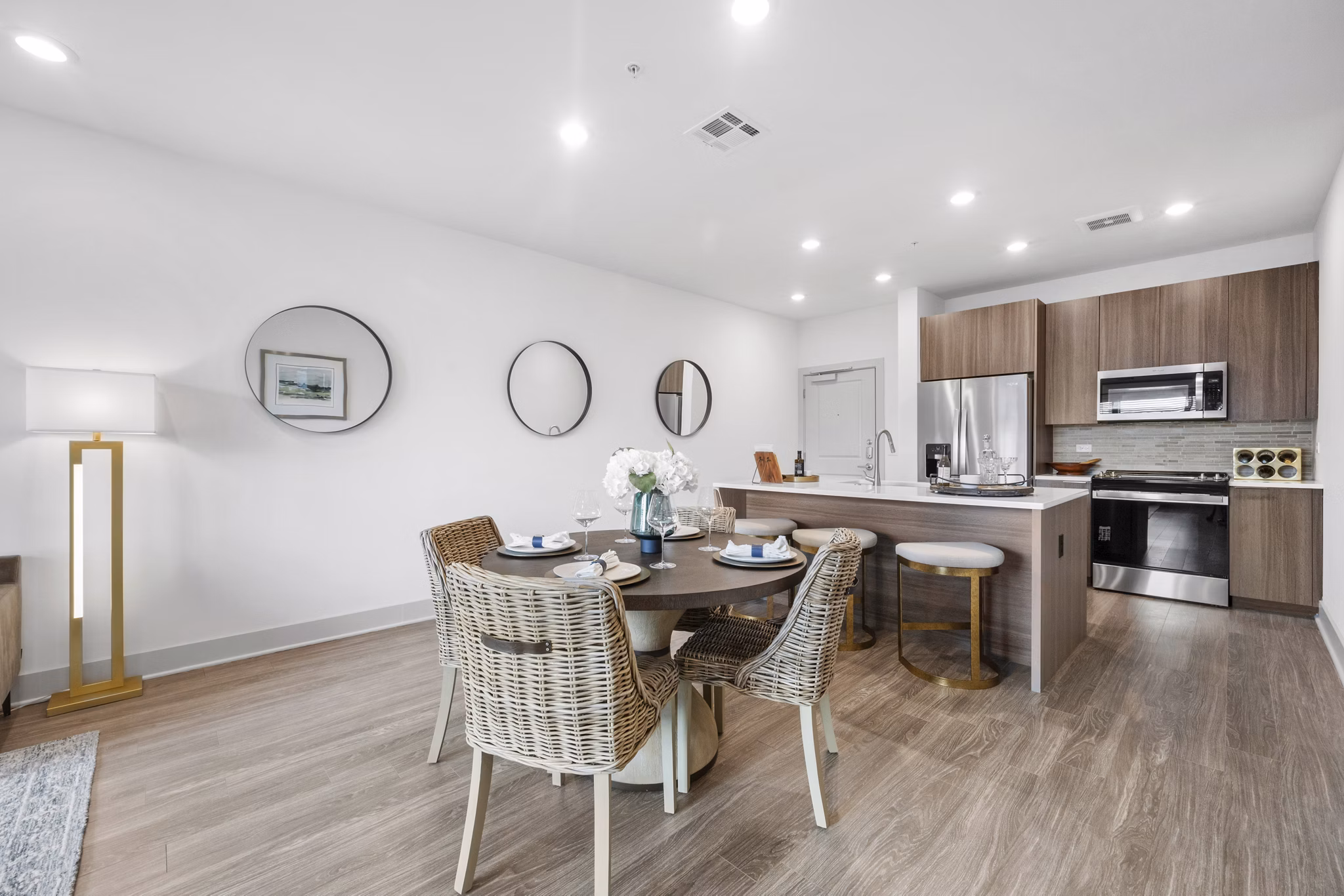 dining room at Hanover Crossing Apartments