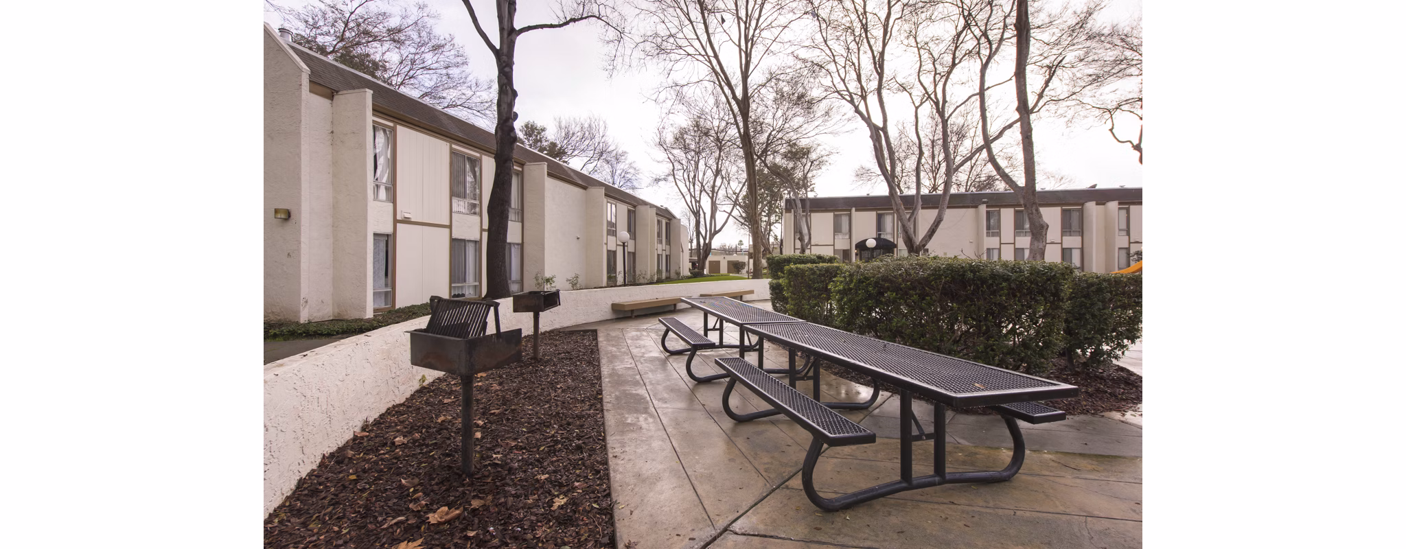 grill area/patio at Lawrence Road Apartments