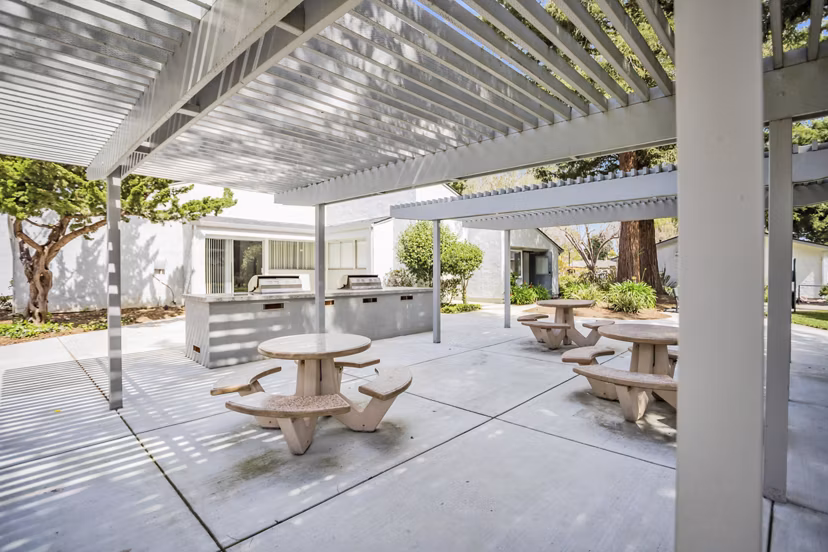 grill area/patio at Capitola Gardens Apartments