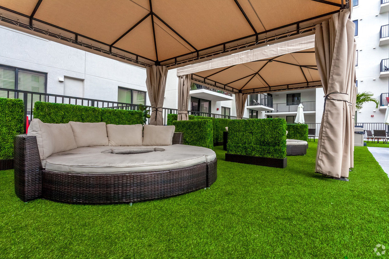 Grill area at Solena West Miami West (3 of 3)