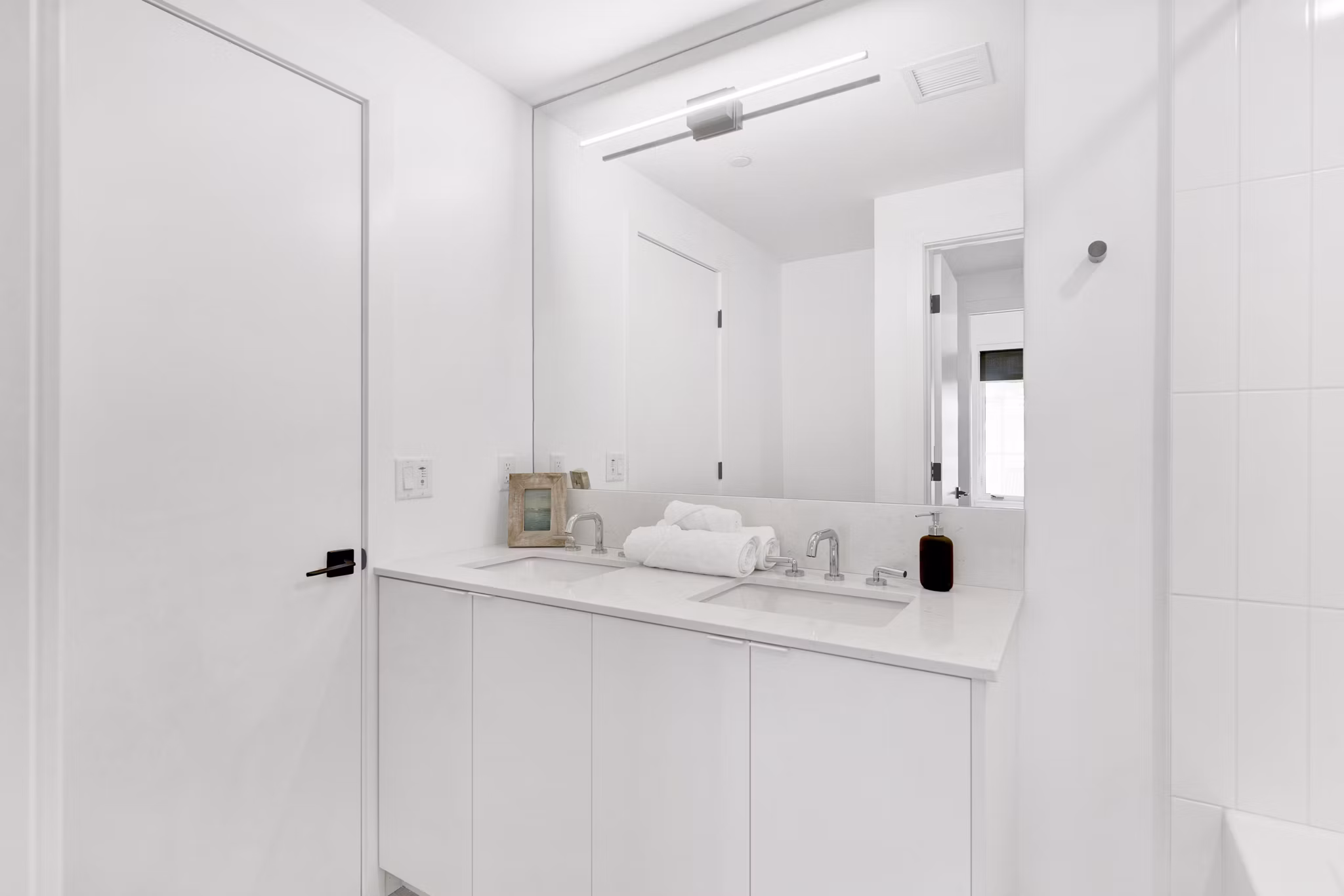 bathroom at Elva Apartments
