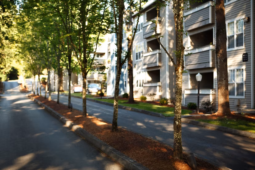 exterior at Archstone Redmond Lakeview Apartments 