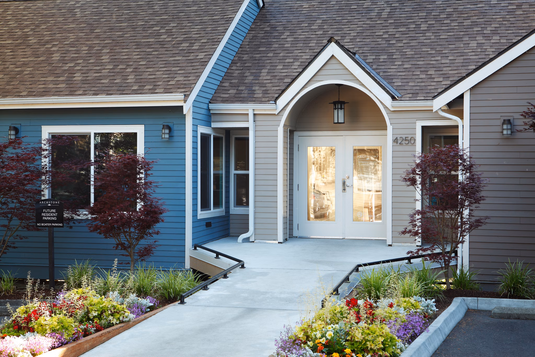 exterior at Archstone Redmond Lakeview Apartments 