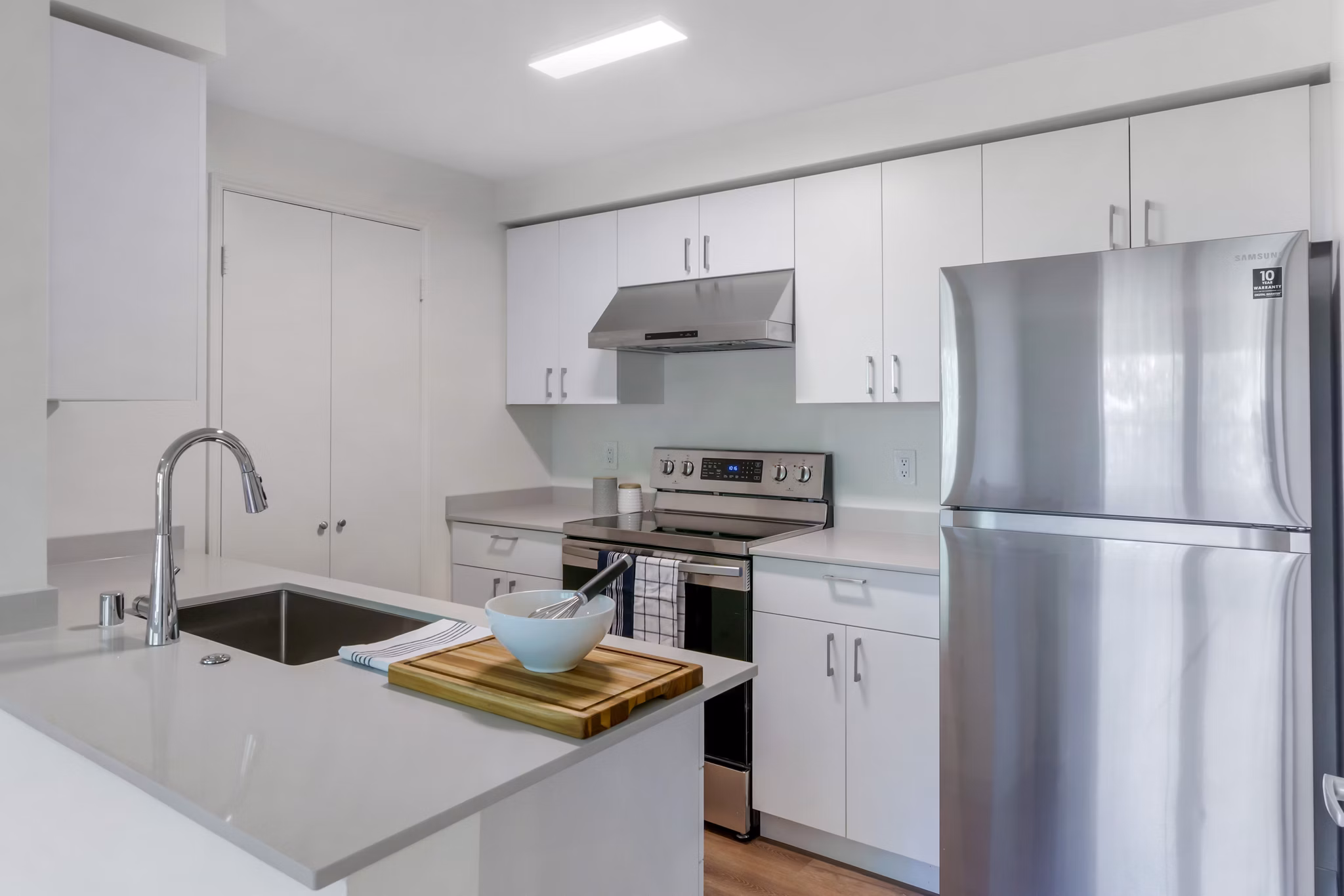 kitchen at Archstone Redmond Lakeview Apartments 