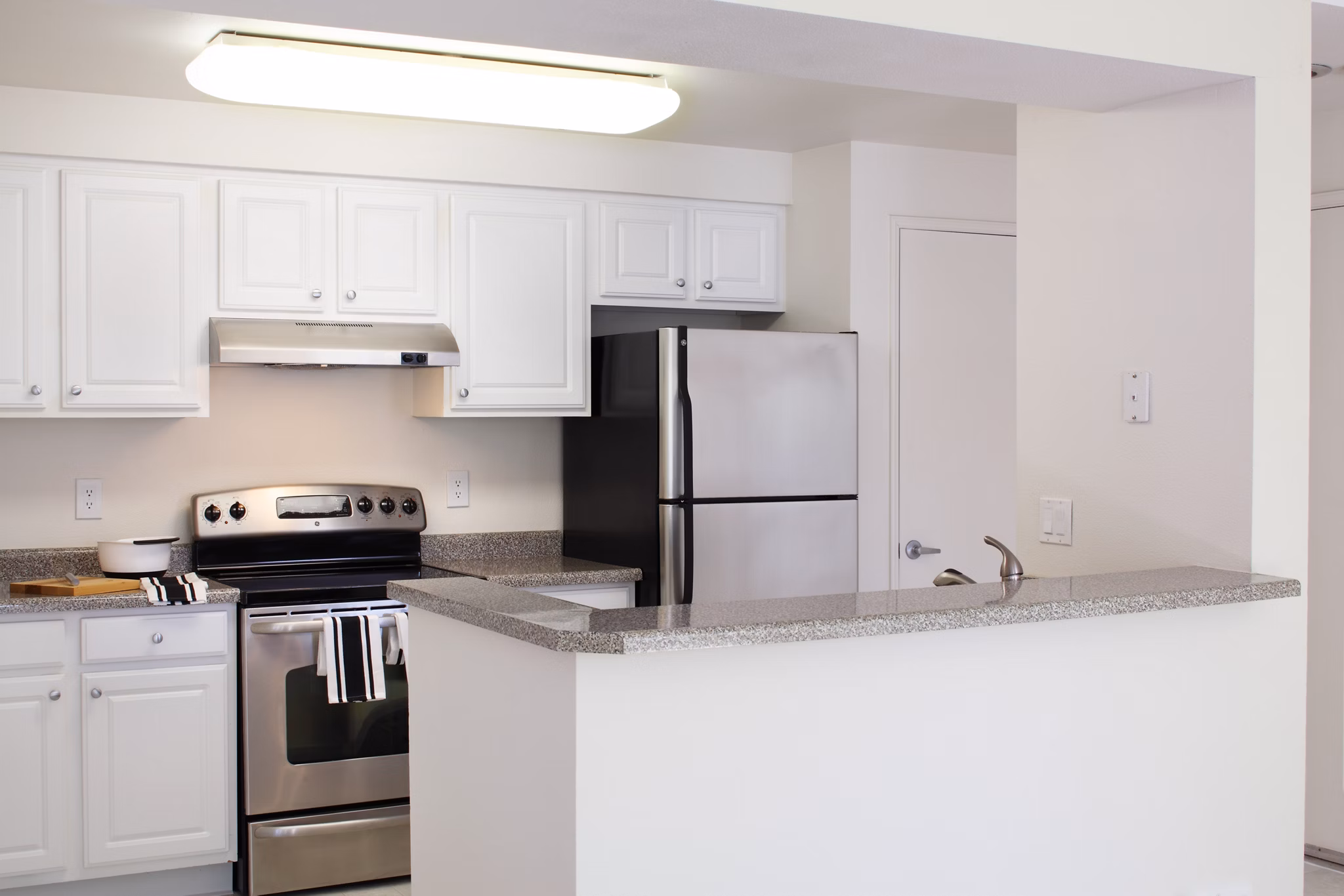 kitchen at Archstone Redmond Lakeview Apartments 