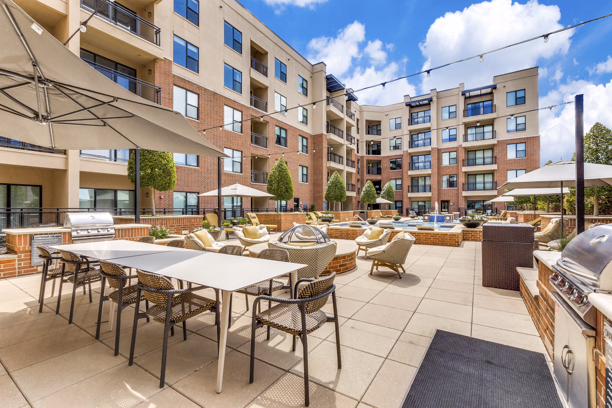 grill area/patio at The Armstrong at Knox Apartments