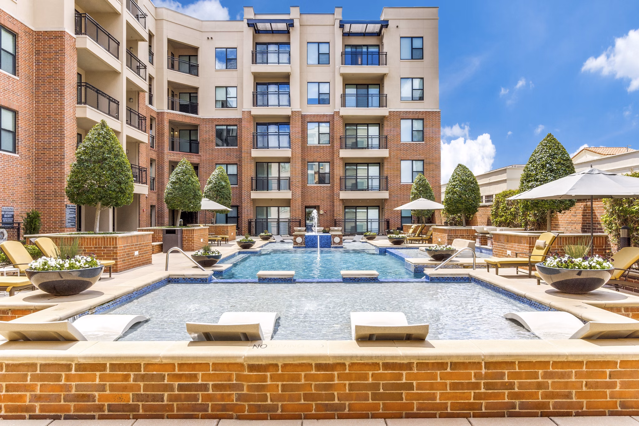 pool at The Armstrong at Knox Apartments 