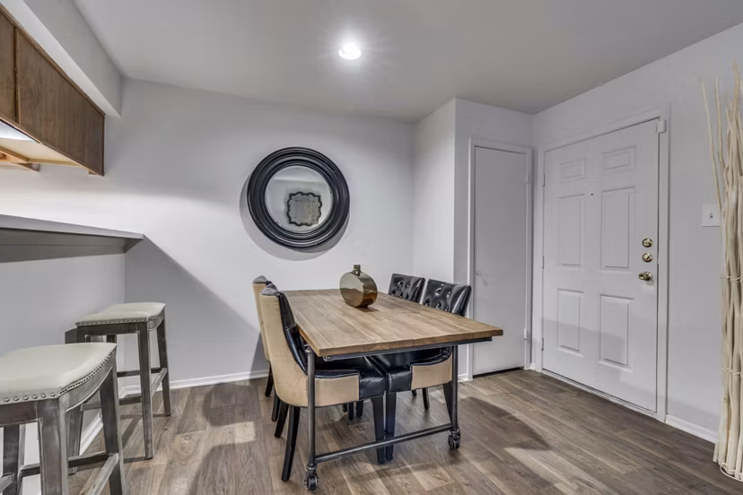 dining room at Foxwood Apartments