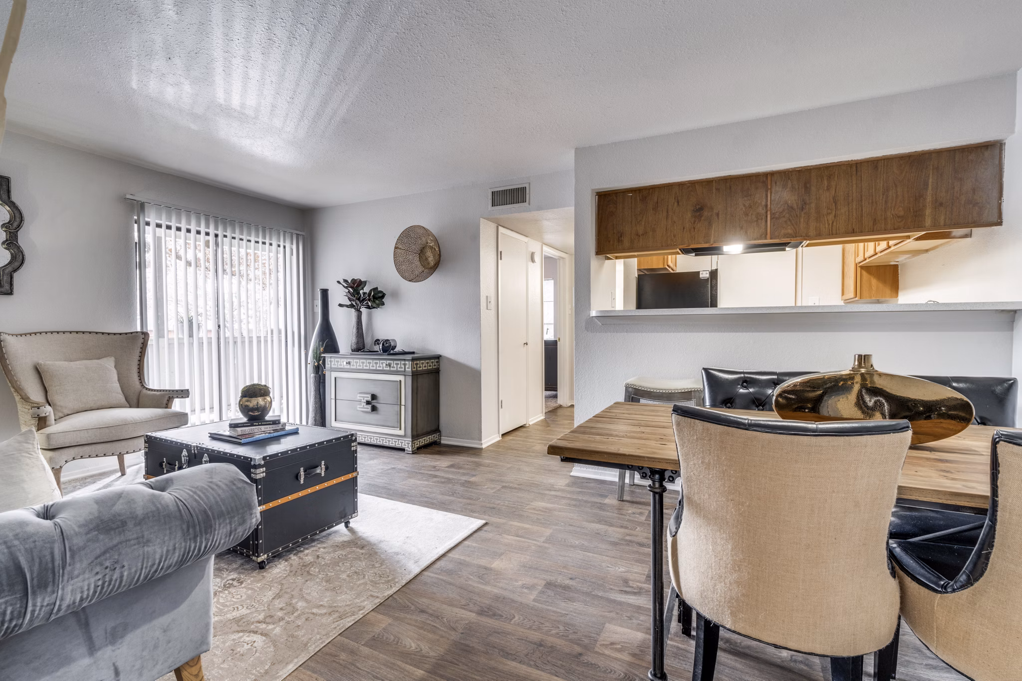 dining room at Foxwood Apartments