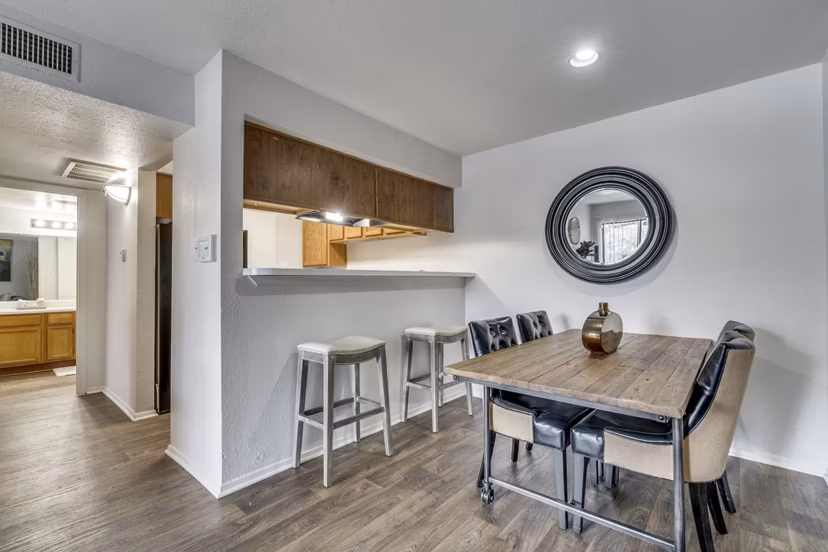 dining room at Foxwood Apartments