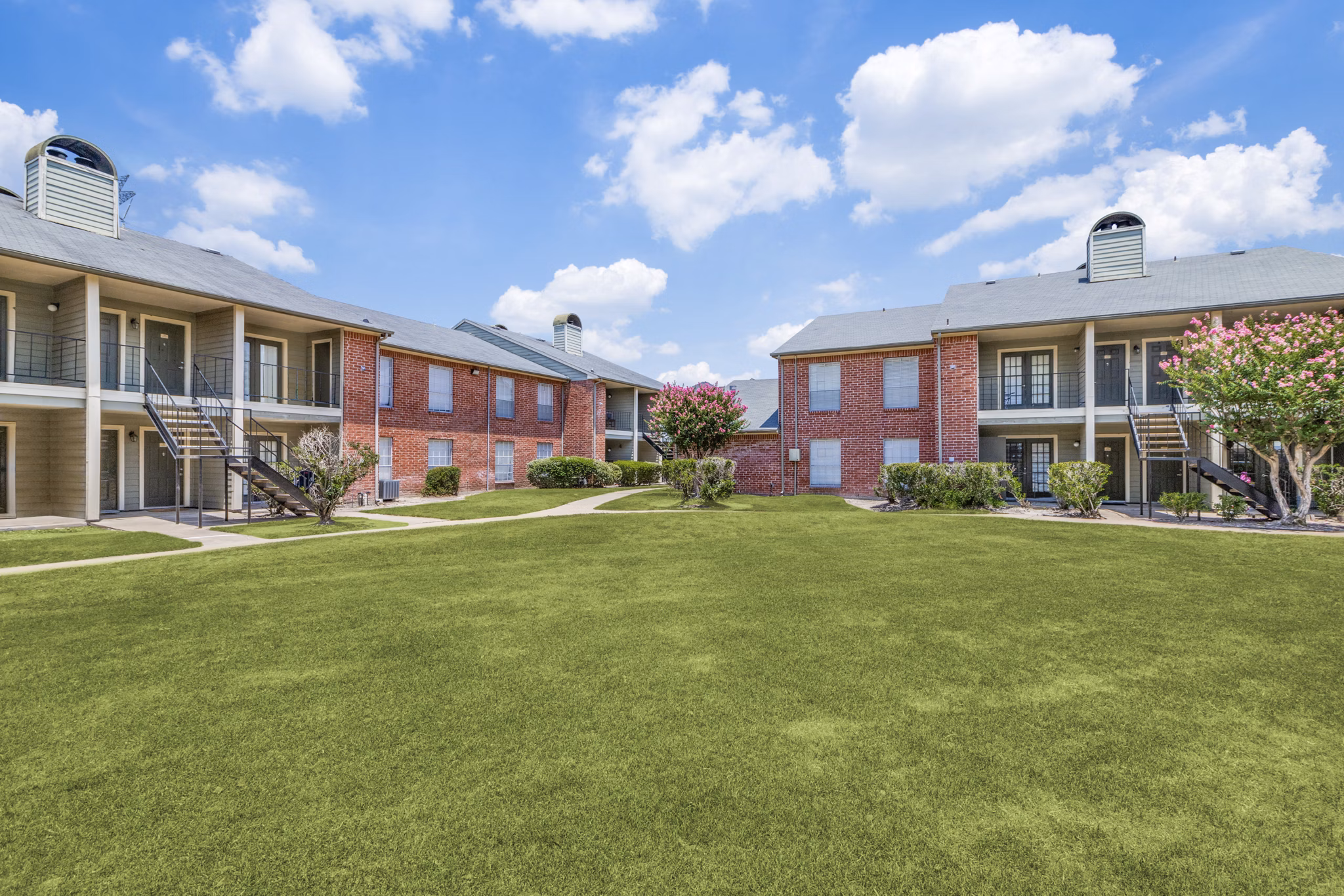 building/exterior at Morningside Green Apartments
