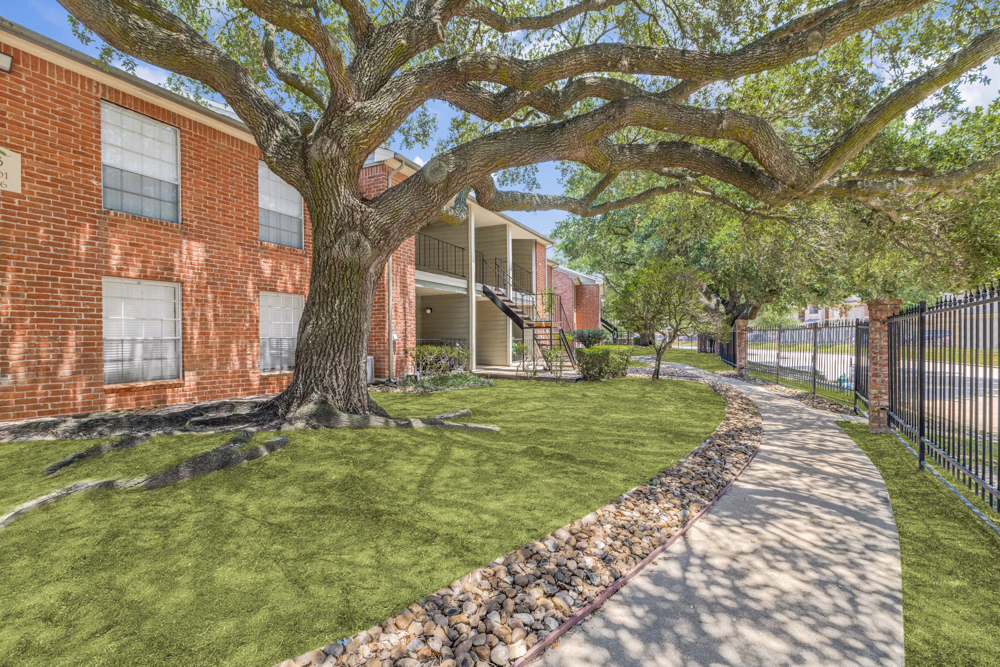 building/exterior at Morningside Green Apartments