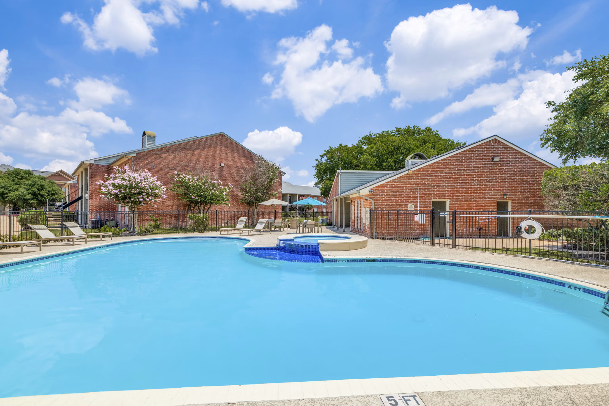 pool at Morningside Green Apartments