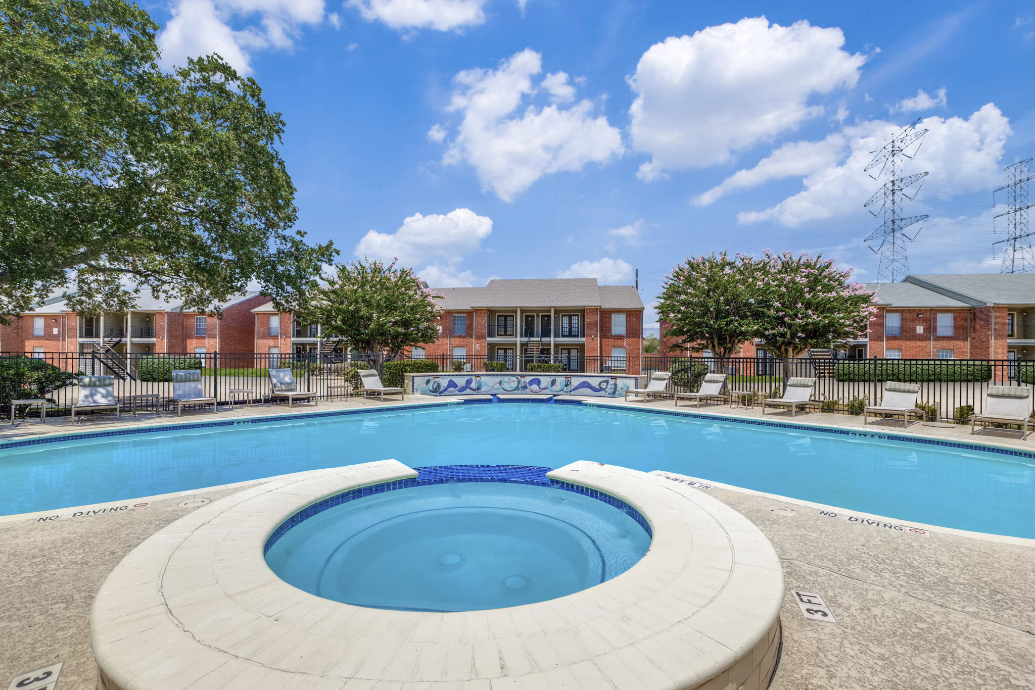 hot tub/jacuzzi/pool at Morningside Green Apartments