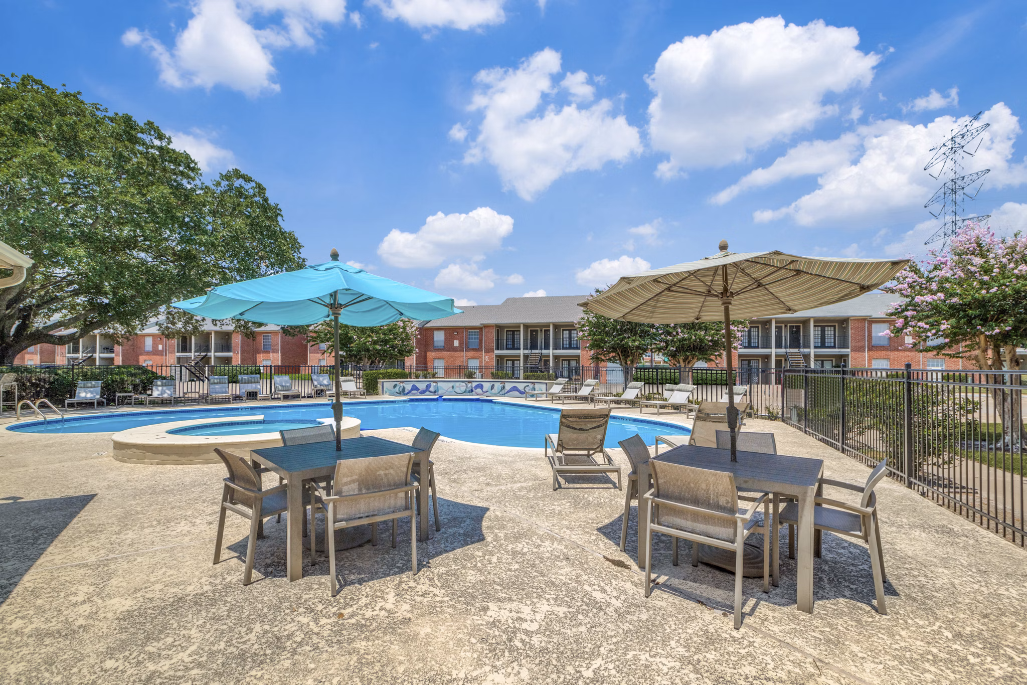 pool/patio at Morningside Green Apartments
