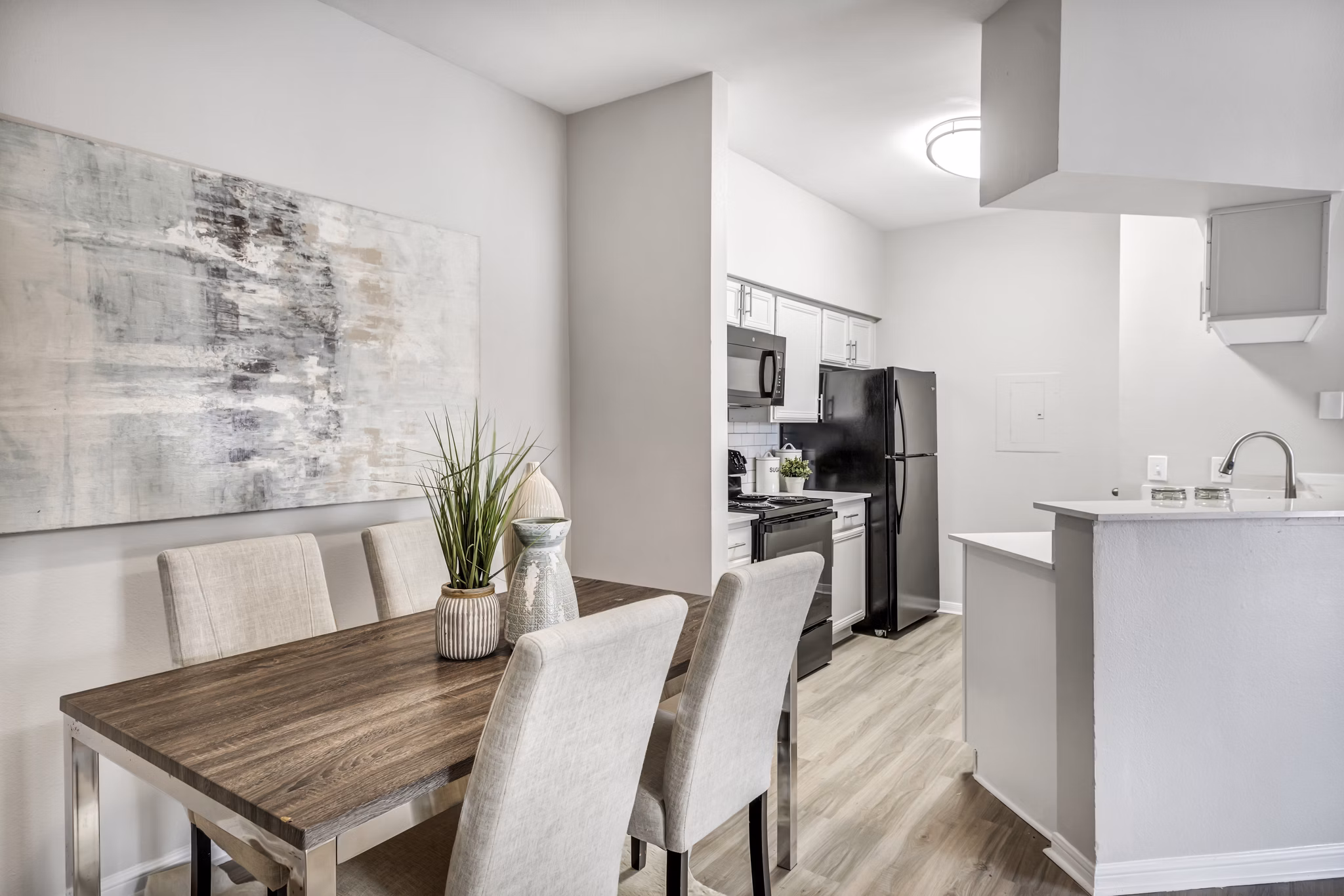 dining room at Summit at Salado Creek Apartments