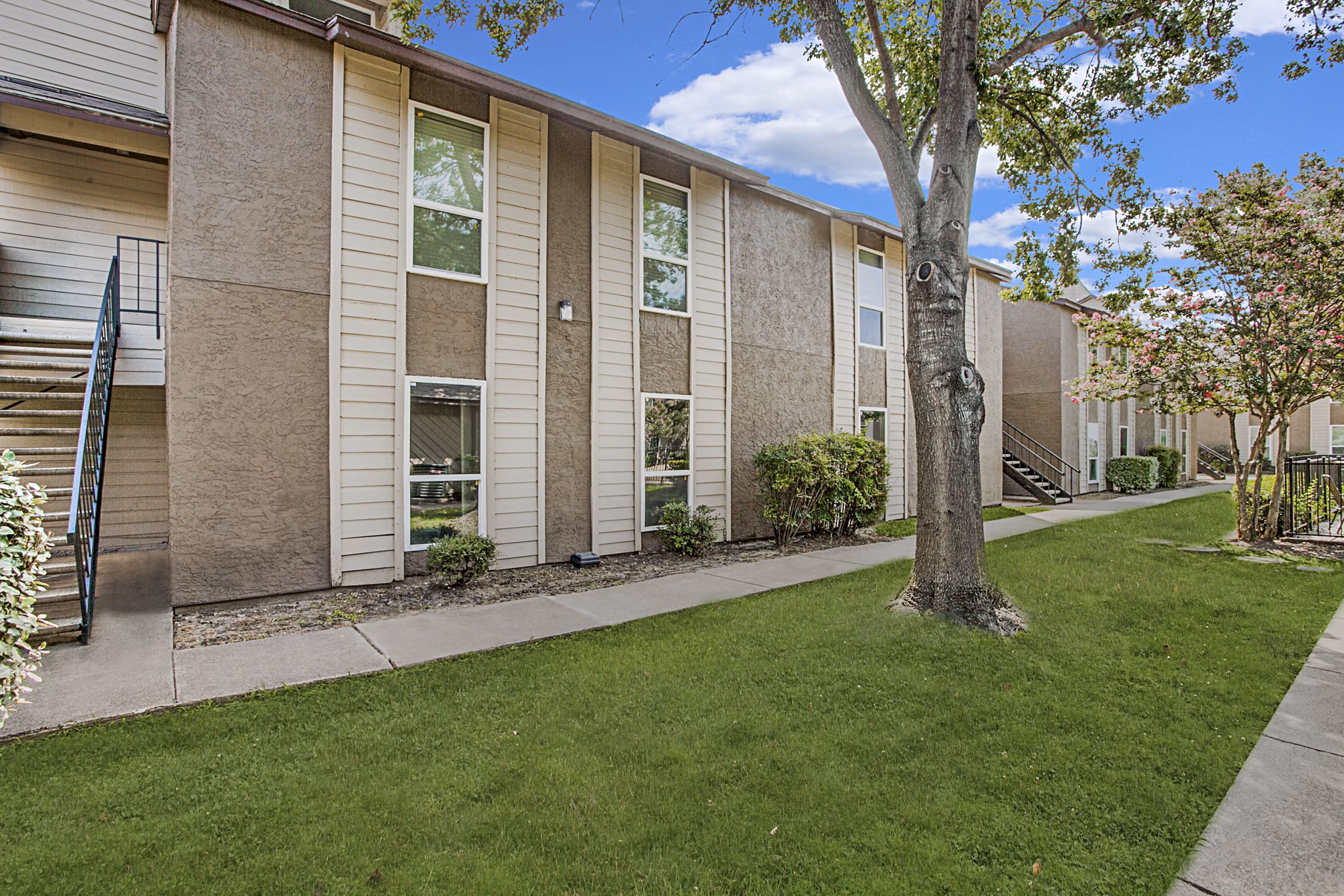 exterior at Waterside Apartments 
