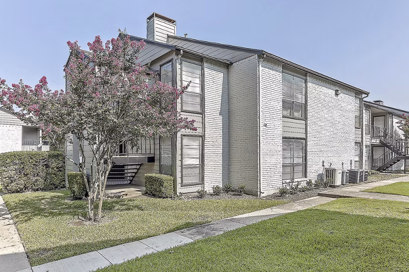 building/exterior at Hunters Glen Apartments