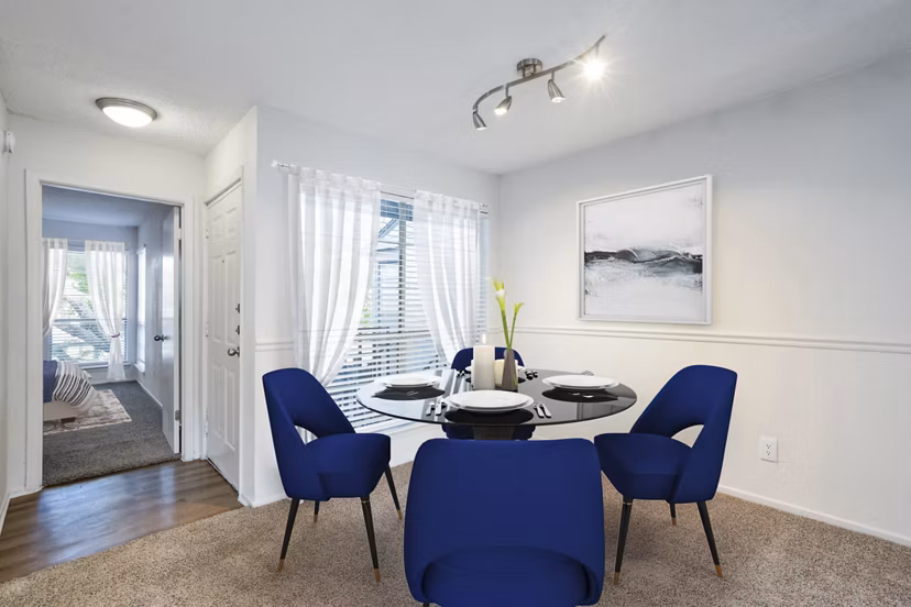 dining room at Hunters Glen Apartments