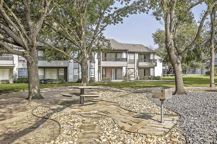 grill area/patio at Hunters Glen Apartments