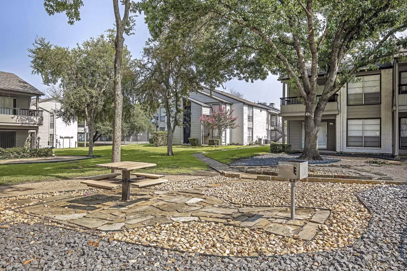 grill area/patio at Hunters Glen Apartments