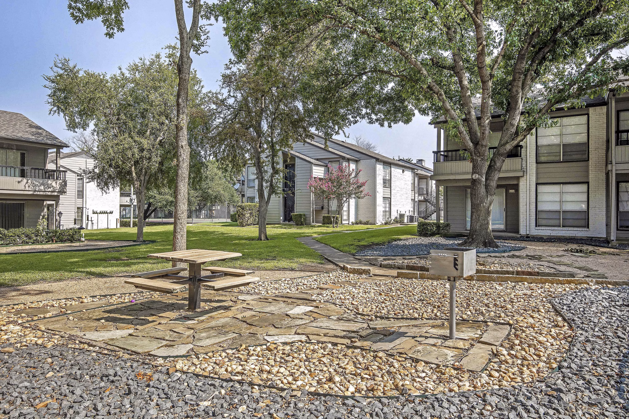 grill area/patio at Hunters Glen Apartments