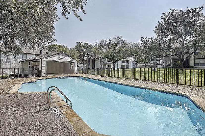 pool at Hunters Glen Apartments