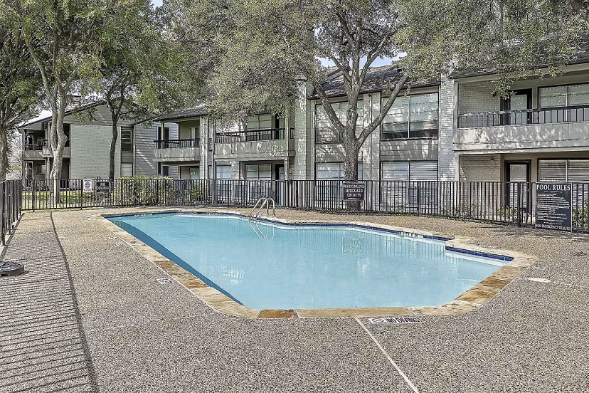 pool at Hunters Glen Apartments