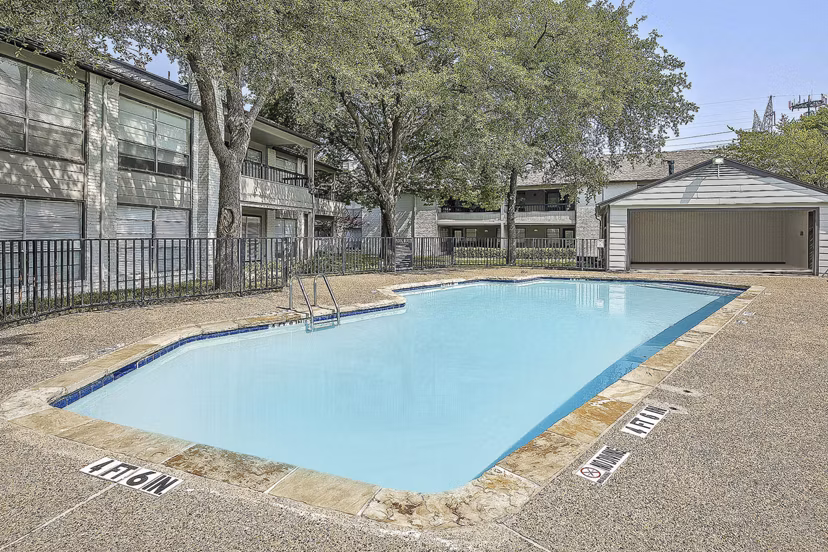 pool at Hunters Glen Apartments