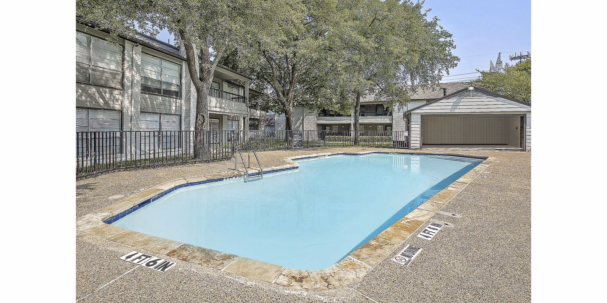 pool at Hunters Glen Apartments